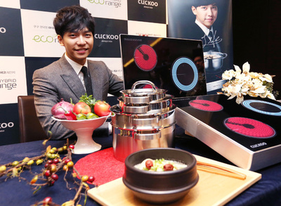 俳優イ・スンギ、クク電子の新製品発売記念イベントに登場