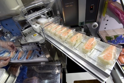 すしロボットから串刺し機まで、ユニークな食品製造機械 国際食品工業展