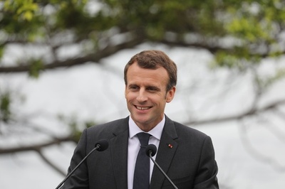 豪首相の「おいしい夫人」に感謝？ 仏大統領、英語で言い間違い