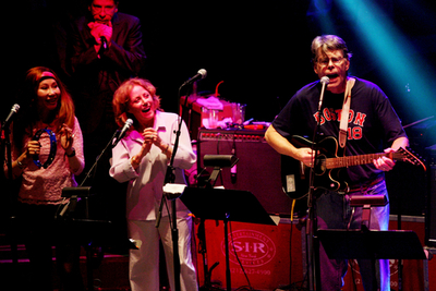 作家のロックバンド「The Rock Bottom Remainders」 ニューヨークでライブ開催