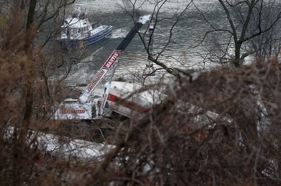 NY市で脱線の列車、制限速度の3倍でカーブ進入 米運安委