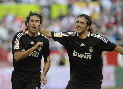 レアル・マドリード ラウルのハットトリックでバルセロナに迫る