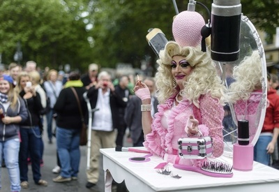 ベルリンで恒例のゲイパレード、差別撤廃と受容求める