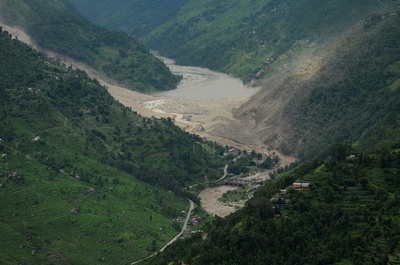 ネパールで大規模地滑り、8人死亡