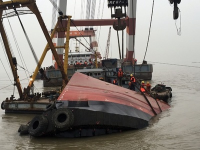 中国・長江で新造船が沈没、日本人含む22人不明