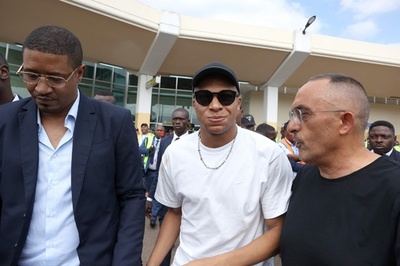 エムバペ、父親の故郷カメルーン訪問 ファンから大歓迎受ける