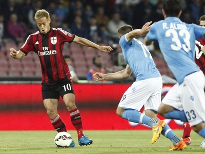 ナポリがミランに快勝、本田の同僚が退場のリーグ最速記録を更新