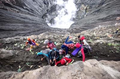 米や果物、家畜まで…福運願って火口に投げ入れ インドネシア