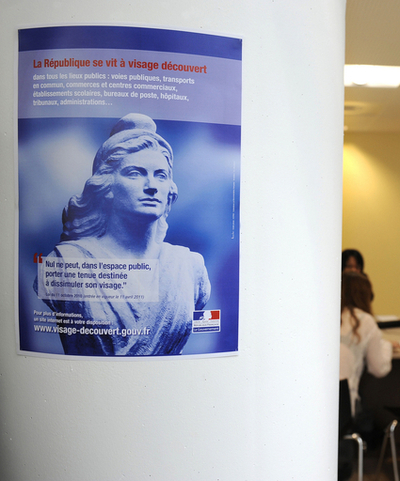 フランス、ブルカ禁止法を施行