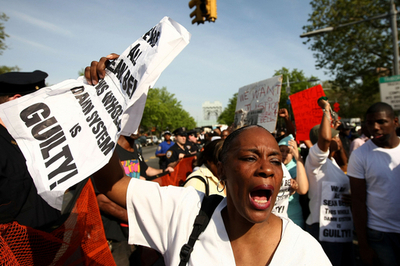 黒人射殺警官の無罪判決に大規模な抗議活動、200人を拘束 ニューヨーク