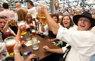 ビールの祭典「オクトーバーフェスト」、会場で喫煙できるのは今年が最後