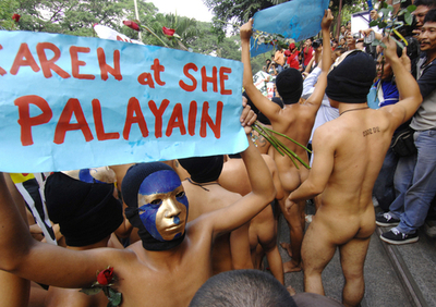 フィリピン学生らが全裸でアロヨ政権に抗議