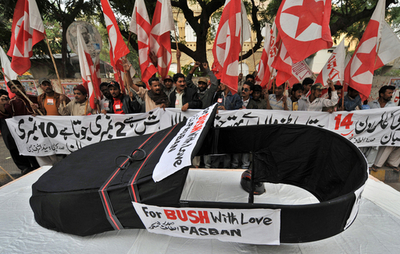 靴投げ事件の「靴」、安全確認のため破壊される