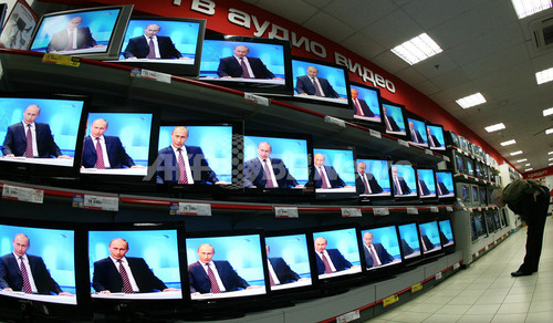 プーチン首相、テレビで国民と対話 メドベージェフ大統領はブログで プーチン首相、テレビで国民と対話 メドベージェフ大統領はブログで