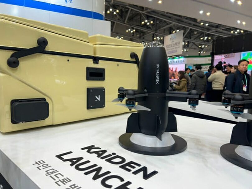 ハードキルドローン「KAiDEN」と発射台「KAiDENランチャー」(c)KOREA WAVE