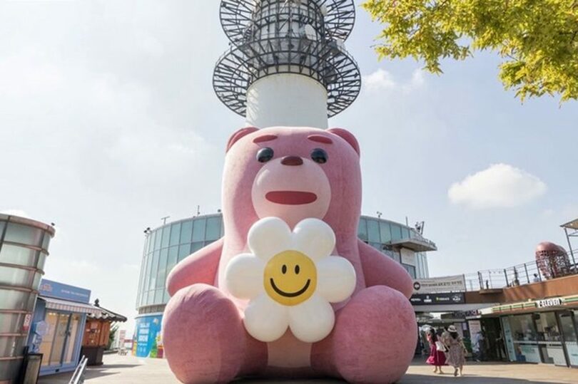 南山ソウルタワーで超大型ベリーコムの展示=ロッテホームショッピング提供(c)NEWSIS
