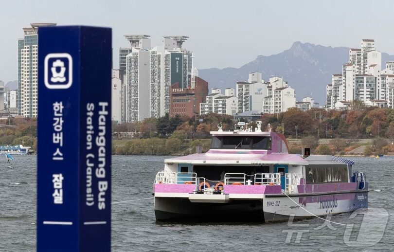 2025年11月17日午前、ソウル市松坡区の蚕室船着場付近で停止したままの漢江バス(c)news1