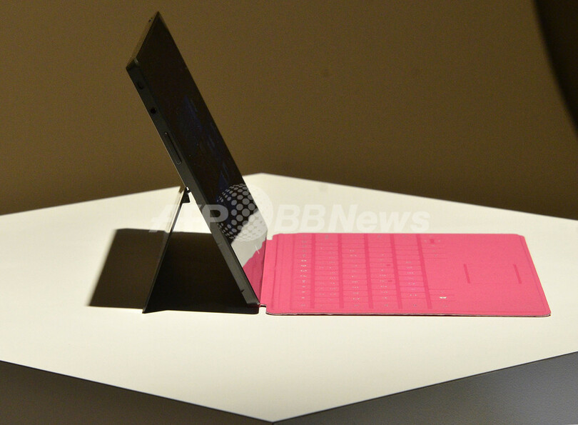 米マイクロソフト、タブレット型端末「サーフェス」を発表