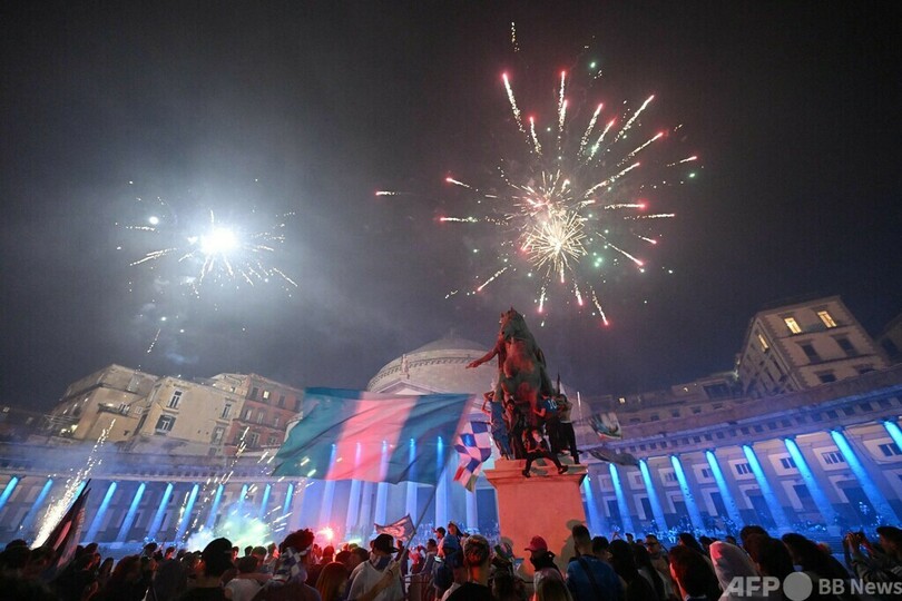 ナポリファンが地元で喜び爆発 マラドーナ時代以来33年ぶりV