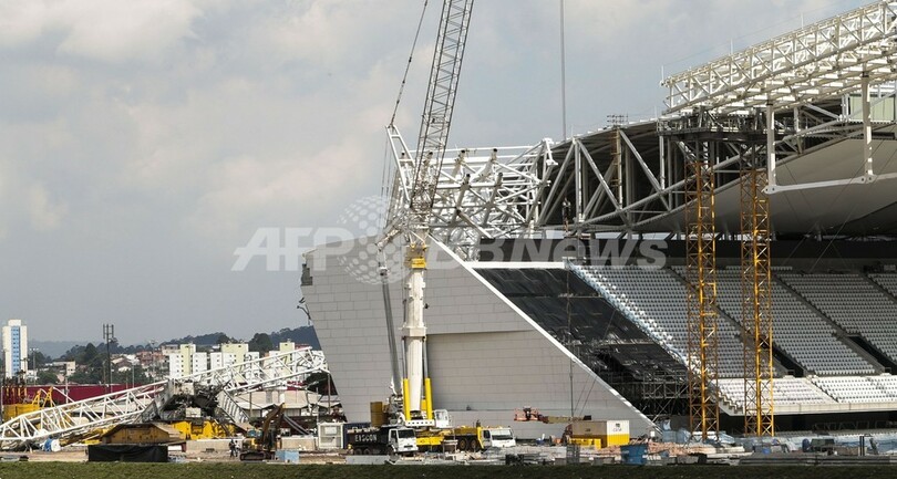 建設中のW杯会場でクレーン倒壊、2人死亡 ブラジル