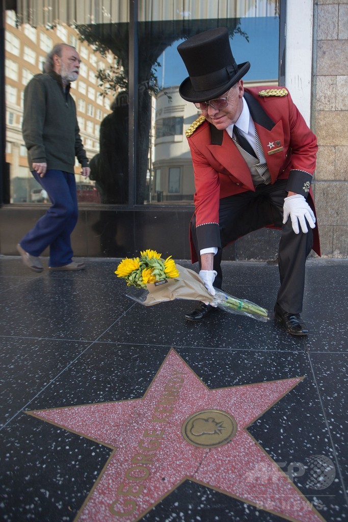 「裸の銃」シリーズの署長役、ジョージ・ケネディさん死去