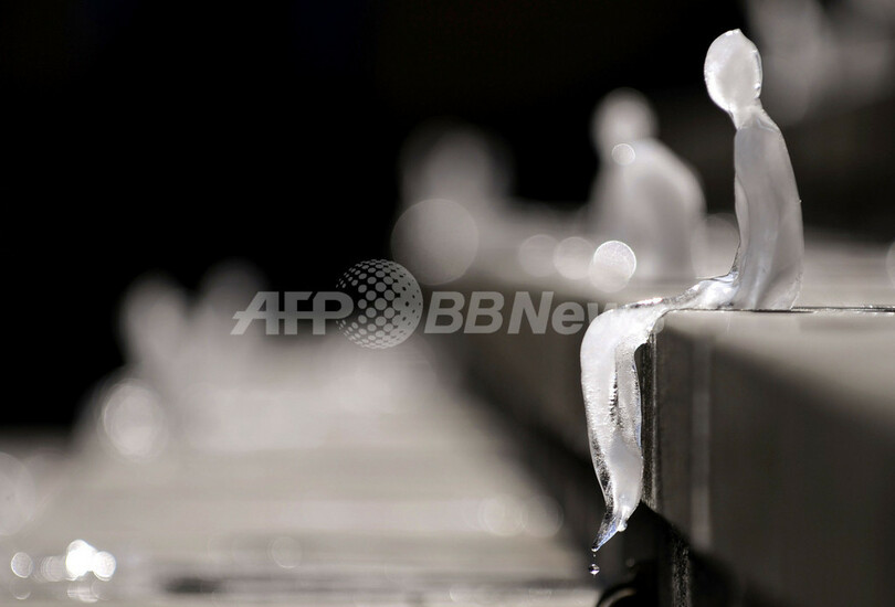 ベルリンの広場、階段に座ったまま解けてゆく1000体