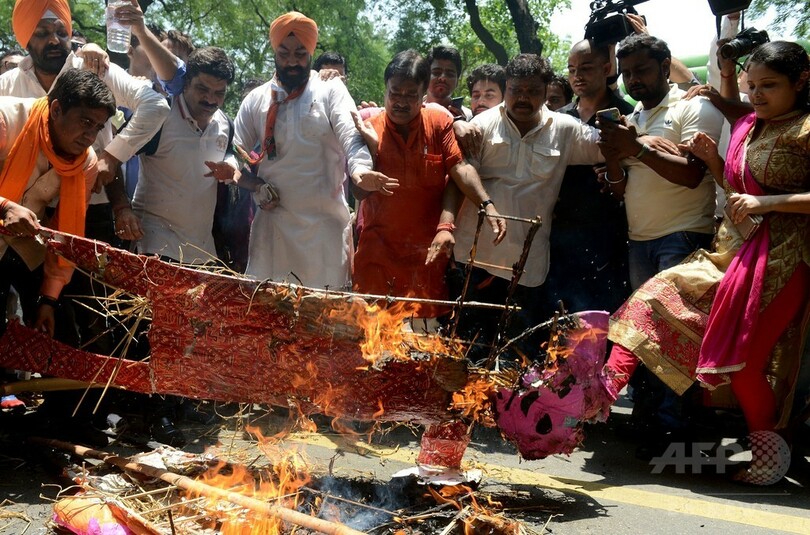 野党メンバーが公共の場で牛殺す、食肉処理目的の売買禁止に抗議 印