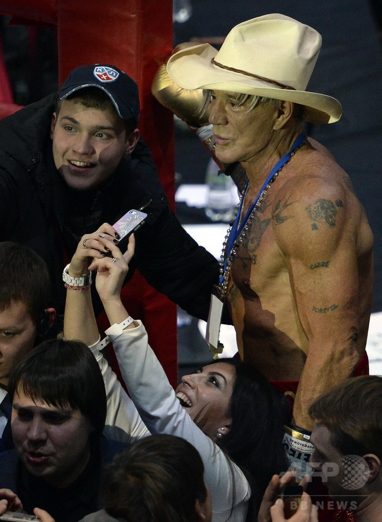 62歳の米俳優ミッキー・ローク、ボクシング復帰戦で勝利