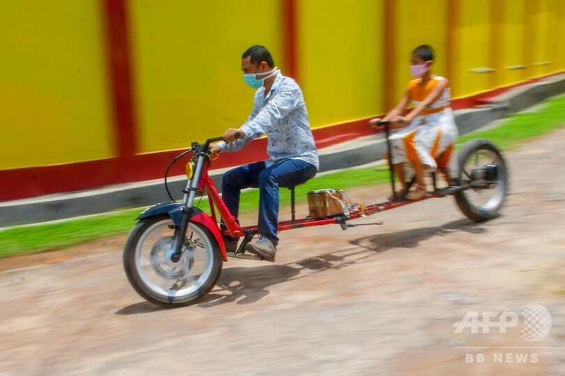 インド男性、娘のために「対人距離」確保できるバイクを開発
