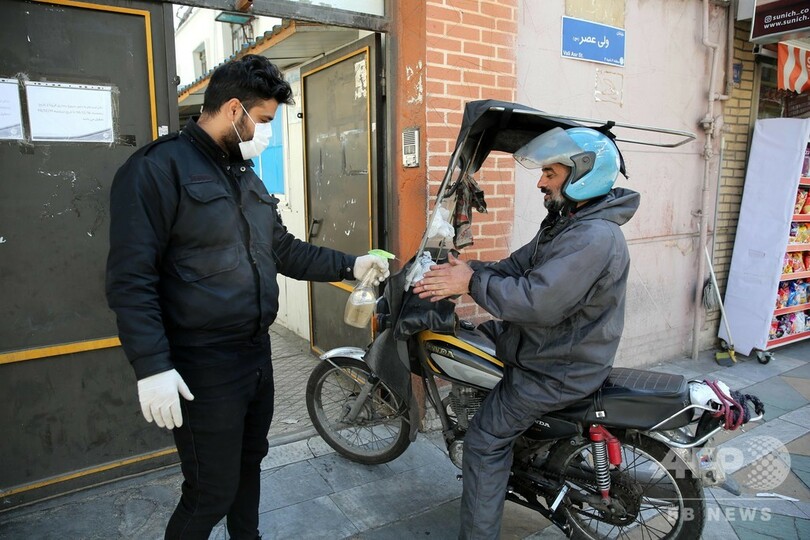 密造酒飲み27人死亡、新型ウイルスに効くとのデマ信じ イラン