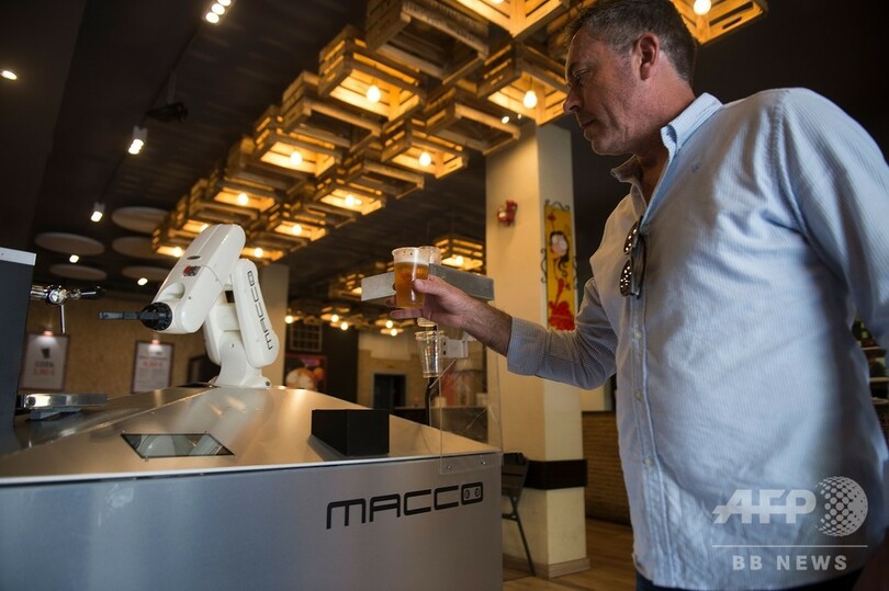 ロボット・バーテンダー、対人接触なしでビール提供 スペイン