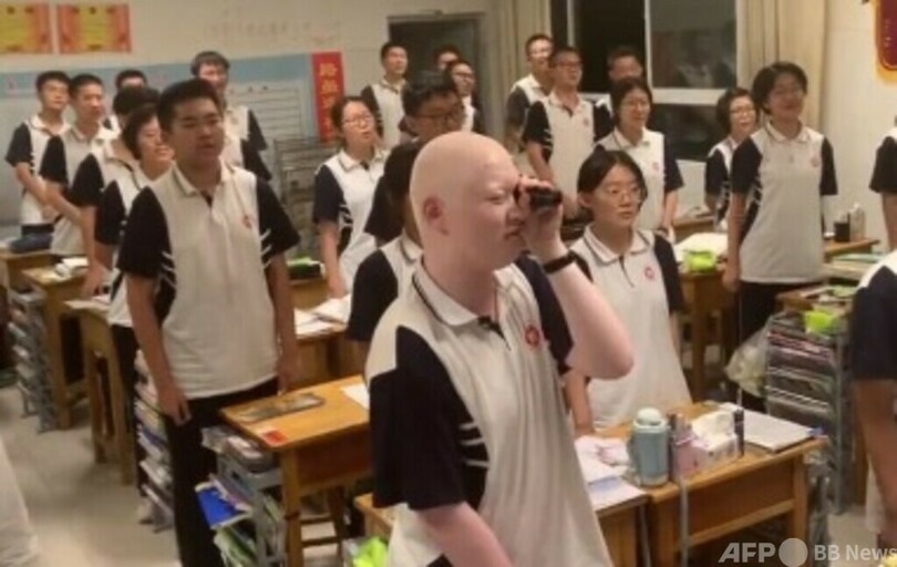 授業中望遠鏡で黒板を見るアルビノ生徒が名門・清華大に合格 中国