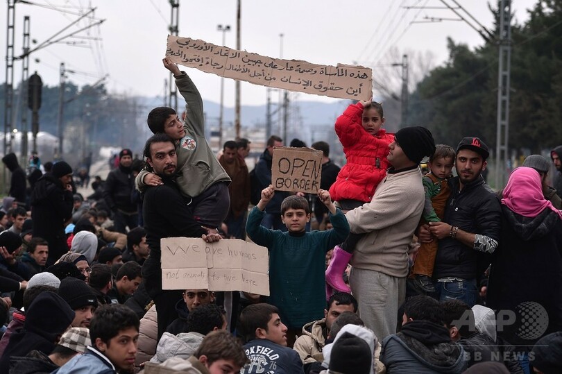 「国境開けて」、移民ら数百人が線路上で抗議 ギリシャ北部