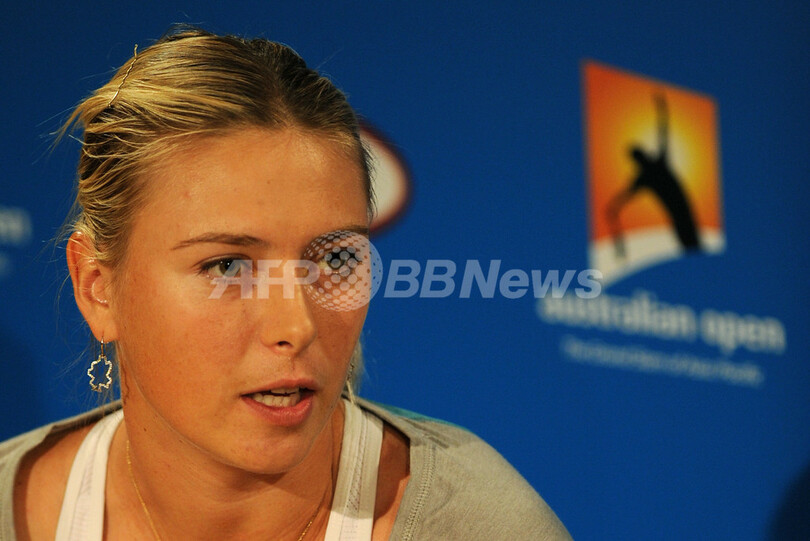 シャラポワ選手、「ストーカー」記者から質問受ける