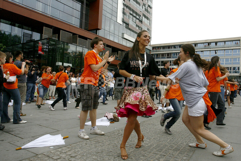 バルカン諸国の高校卒業生1万3000人、スクエアダンスでギネス記録に挑戦