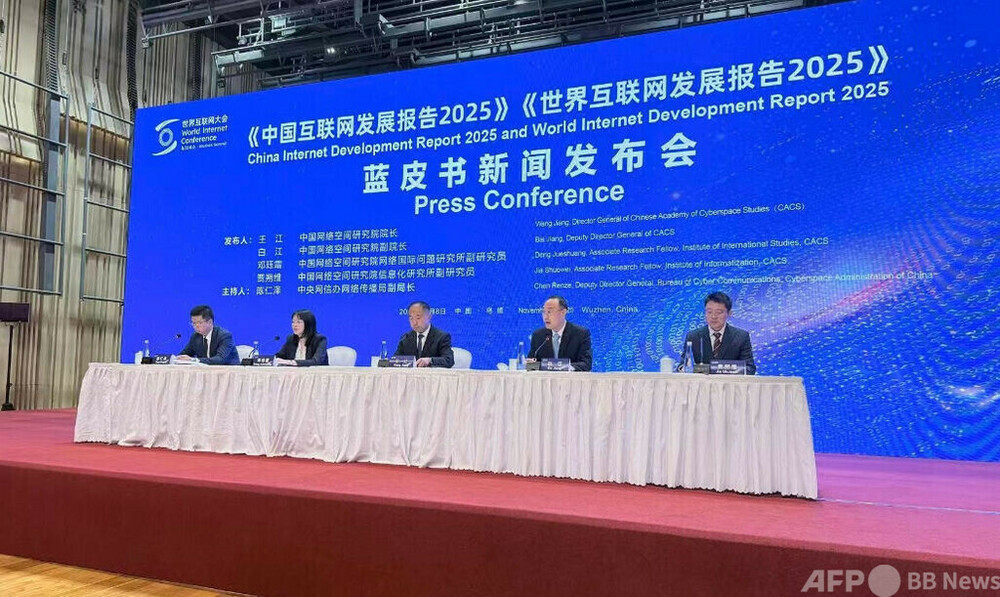中国　明時代　青華軍持　共箱　送料込み0529 中国 明時代 青華軍持 共箱 送料込み0529 中国 明時代 青華軍持 共箱