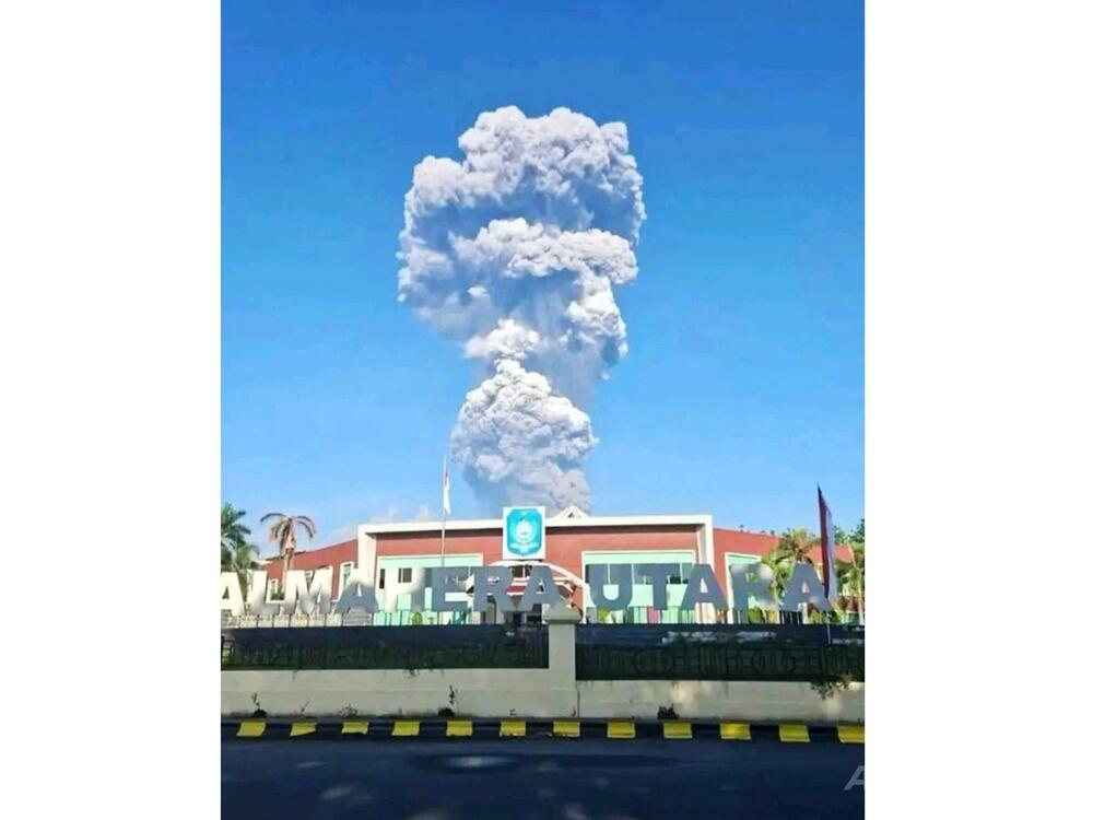 ドゥコノ火山噴火、登山者1人の遺体を収容 インドネシア