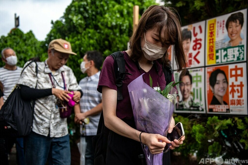 安倍元首相銃撃、現場に多くの人が献花 写真5枚 国際ニュース：afpbb News