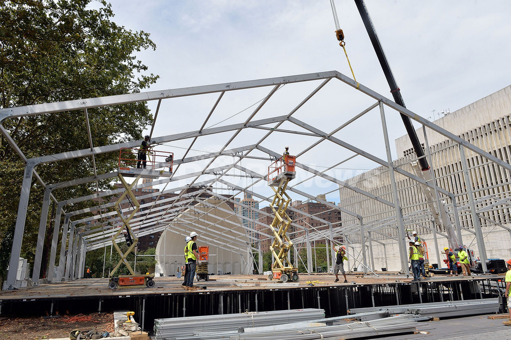 NYコレクションに向け、着々と会場準備