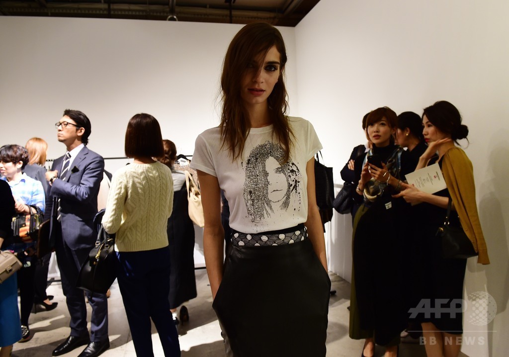 カリーヌ・ロワトフェルド来日、ユニクロコラボ29日発売開始へ