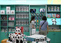 成都市内の公式ライセンス商品ショップで商品を選ぶ市民（2023年7月18日撮影）。(c)Xinhua News