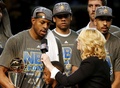 14-15NBAファイナル、クリーブランド・キャバリアーズ対ゴールデンステイト・ウォリアーズ。ファイナルの最優秀選手に選出され、インタビューを受けるゴールデンステイト・ウォリアーズのアンドレ・イグダーラ（2015年6月16日撮影）。(c)AFP/Getty Images/Ezra Shaw