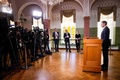 2024年ノーベル平和賞受賞者を発表するノーベル委員会のヨルゲン ・バトネ・フリドネス氏（右）。スウェーデン・ストックホルムのスウェーデン・アカデミーで（2024年10月11日撮影）。(c)Javad Parsa / NTB / AFP