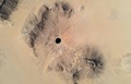 イエメン・マハラ州の砂漠にある「地獄の井戸」として知られる穴（2021年6月6日撮影）。(c)AFP

