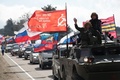 クリミア半島の港湾都市セバストポリで、ロシアによるクリミア併合5周年を祝ってパレードする車列（2019年3月16日撮影）。(c)AFP