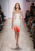 ニューヨーク市内で発表されたエルベ・レジェ バイ マックスアズリア（Herve Leger By Max Azria）の09年春夏コレクション（2008年9月7日撮影）。(c)AFP/Getty Images/Scott Gries