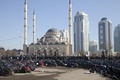 ロシア南部チェチェン（Chechnya）共和国の首都グロズヌイ（Grozny）で政府が主催した、フランス風刺画紙シャルリー・エブド（Charlie Hebdo）の最新号の表紙に対する抗議集会に参加するイスラム教徒（2015年1月19日撮影）。(c)AFP/YELENA FITKULINA