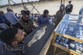 エジプト・ルクソール近郊で発見された古代都市遺構で、出土した魚の化石を運ぶ作業員（2021年4月10日撮影）。(c)Khaled DESOUKI / AFP