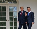 米首都ワシントンにあるホワイトハウスで韓国の文在寅大統領（右）と並んで歩くドナルド・トランプ米大統領（2019年4月11日撮影）。(c)Nicholas Kamm / AFP