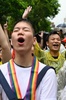 台湾・台北の立法院前で同性婚法案可決を喜ぶ同性婚賛成派の人々（2019年5月17日撮影）。(c)Sam YEH / AFP